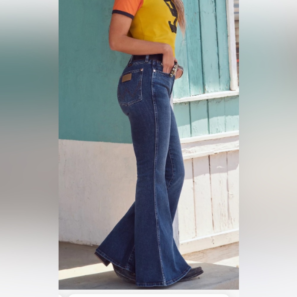 Wrangler x Lainey Wilson Bell Bottom in Baskin Blue